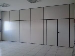 parede-divisoria-eucatex-bege-com-perfil-preto